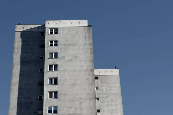 Schöne Aufnahme Eines Hohen Grauen Gebäudes Mit Klarem Himmel Als — Stockfoto