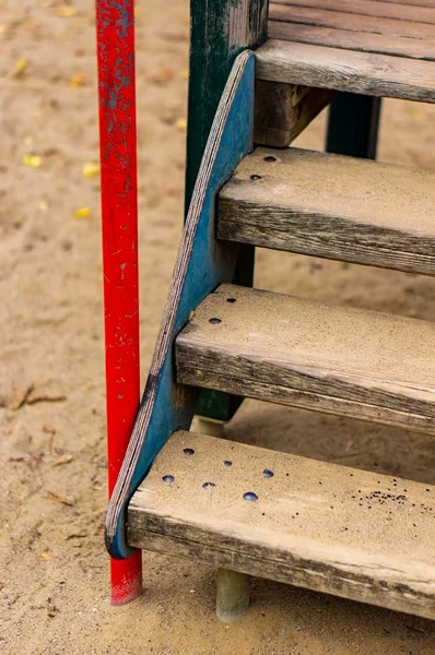 Vertikale Aufnahme der Holztreppe auf einem Spielplatz — Stockfoto