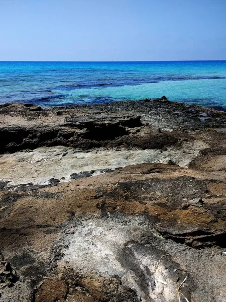 Colpo verticale della spiaggia rocciosa di Formentera, Spagna — Foto Stock