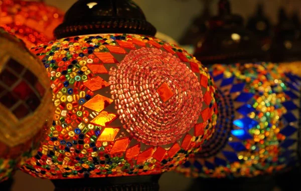 Messa a fuoco selettiva di una lampada a mosaico rossa — Foto Stock