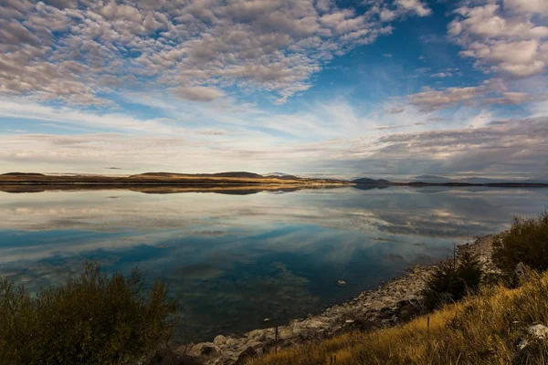 Sebuah Gambar Indah Dari Sebuah Danau Mencerminkan Pegunungan Kejauhan Bawah — Stok Foto