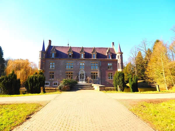 Brede hoek van een gebouw omringd door bomen en gras — Stockfoto