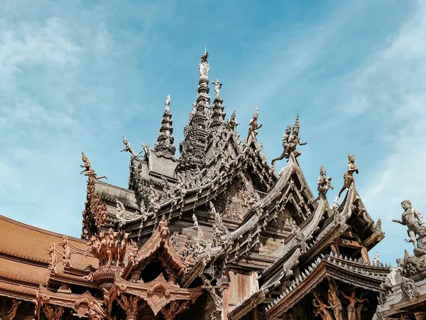 Baixo ângulo de tiro de um belo santuário de verdade em pattaya, tailândia — Fotografia de Stock