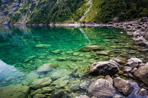 Eine Schöne Aufnahme Von Einem Teich Mit Felsen Und Umgeben — Stockfoto