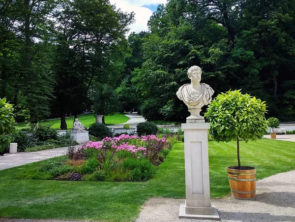 Skott av en stenstaty av en man belägen i trädgården i Jelenia Gora, Polen — Stockfoto