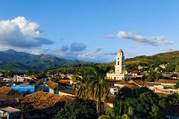 Vue à grand angle d'un paysage urbain avec des bâtiments historiques colorés à Cuba — Photo