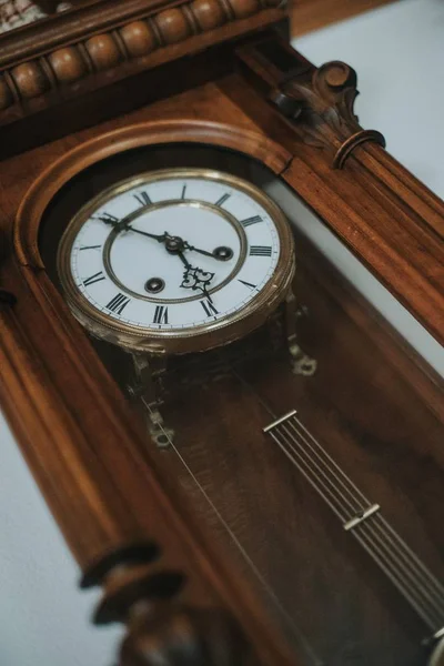 Голландський кут, знятий зі старого дерев'яного годинника діда. — стокове фото