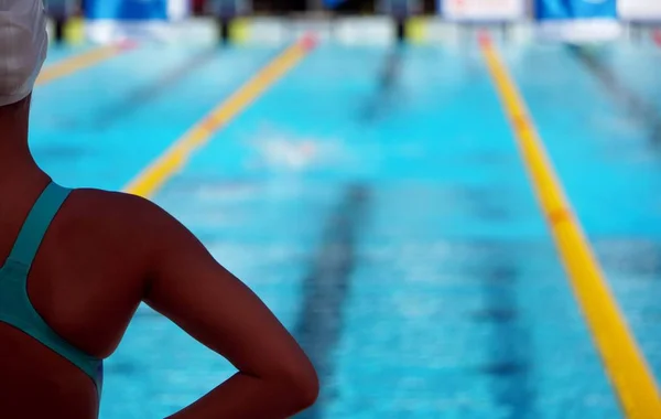 Nahaufnahme einer Schwimmerin, die im Schwimmbad übt — Stockfoto