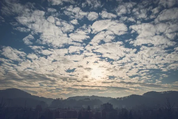 Lényegében Felhős Égbolt Egy Napsütéses Napon — Stock Fotó
