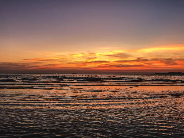 海の穏やかな波とビーチでの夕日の風景 — ストック写真