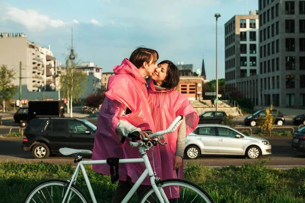 Ένας Άντρας Φιλάει Την Κοπέλα Του Ενώ Περπατάει Ποδήλατο Ραντεβού — Φωτογραφία Αρχείου