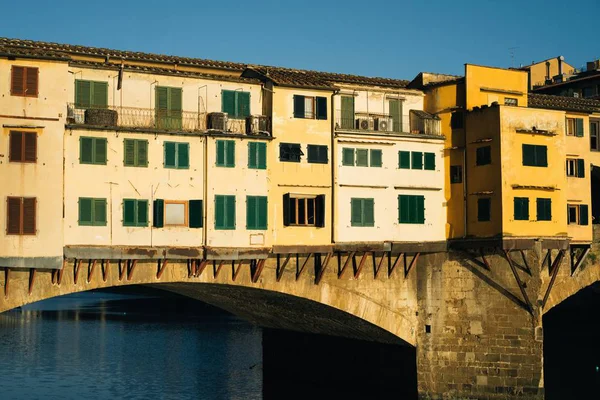 昼間のフィレンツェイタリアのヴェッキオ橋の美しいショット — ストック写真