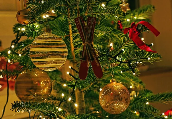 Árvore de Natal cuidadosamente decorada com luzes de corda e ornamentos únicos - conceito de Natal — Fotografia de Stock