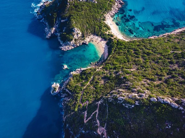 Drone shot van adembenemende kust van Porto Timoni met diep tropisch blauw en helder turquoise zee — Stockfoto