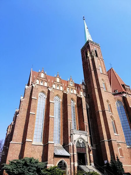 Dolní pohled na kostel sv. Kříže ve Vratislavi, Polsko pod modrou oblohou — Stock fotografie