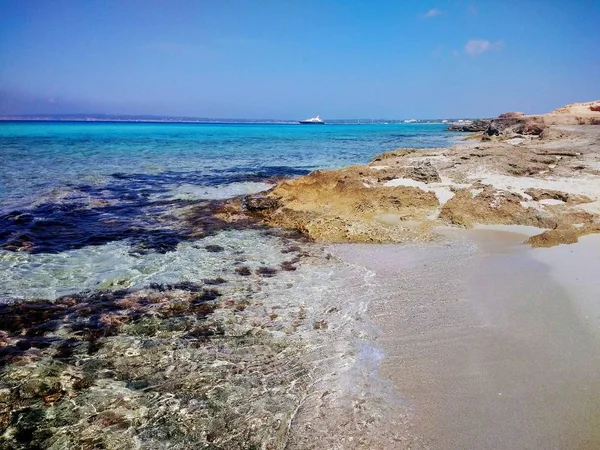 Prachtige opname van het strand in Formentera, Spanje — Stockfoto