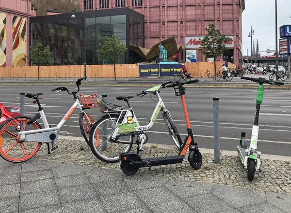 ベルリン ドイツ 2019年09月09日 2019年09月09日 ドイツ ベルリン ドイツのベルリンの通りの隣に駐車している様々なレンタル自転車やEスクーター — ストック写真