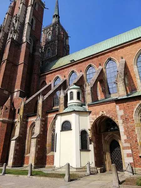 Photo verticale de la cathédrale Saint-Jean-Baptiste à Varsovie (Pologne) par une journée ensoleillée — Photo