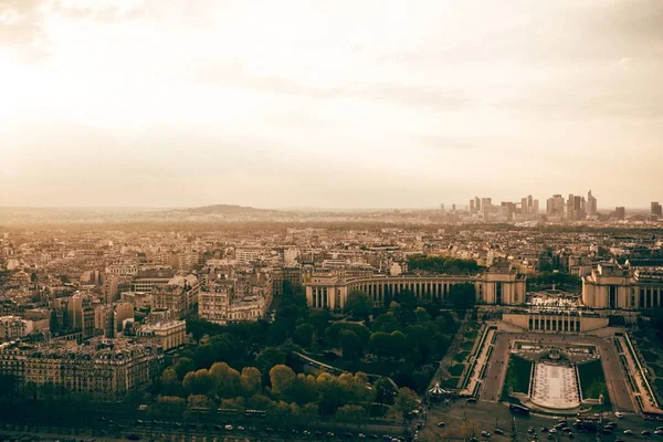 Vue aérienne d'une ville très animée avec des sites historiques en France — Photo