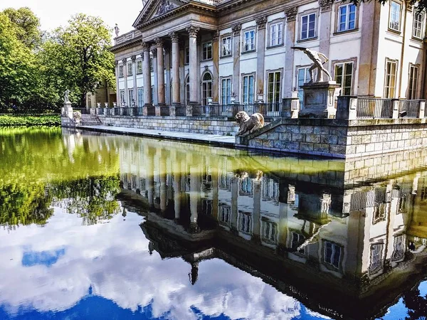 Съемка дворца Лазенки и его ограбление в пруду в Варшаве, Польша — стоковое фото