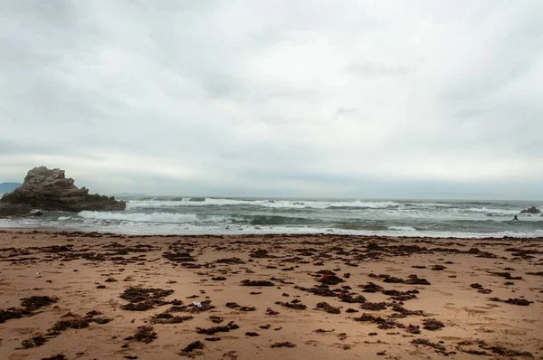 Hermosa vista de la playa de Sopelana en Vizcaya, España en un día lluvioso. — Foto de Stock