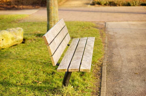 Ampio angolo di una panca di legno nel parco durante il giorno — Foto Stock