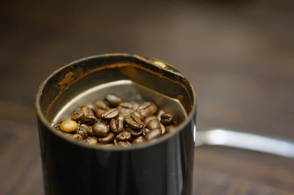 Fagioli di caffè in un contenitore durante il giorno — Foto Stock