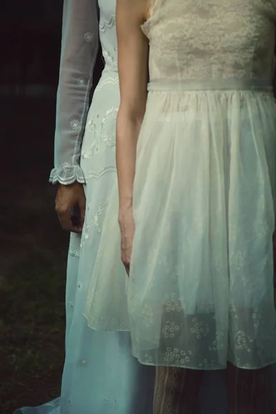 Tiro vertical de mãe e filha, tanto em seus vestidos de casamento — Fotografia de Stock