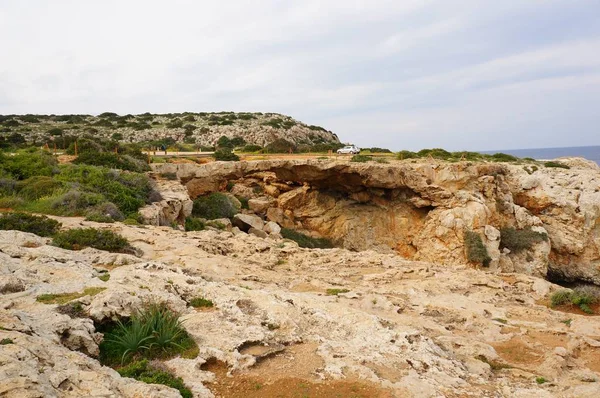 Krásný výhled na skalnaté hory v blízkosti pobřeží s oceánem v pozadí — Stock fotografie