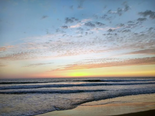 Prachtig beeld van de kalme zee bij zonsondergang in Cádiz, Spanje. — Stockfoto