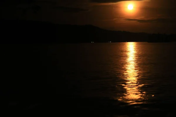 海に赤い満月 — ストック写真