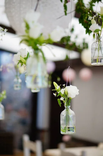 Flores Brancas Nos Vasos Vidro Pendurados Telhado Como Uma Decoração — Fotografia de Stock