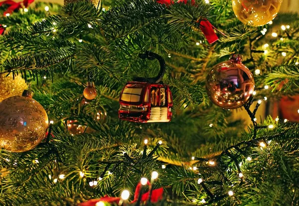 Vackert dekorerad julgran med snörljus och unika prydnadsföremål - Julkoncept — Stockfoto