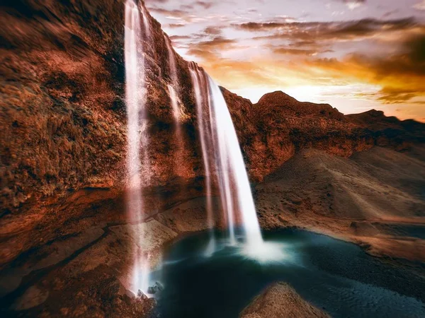 Respiração Seljalandsfoss Cachoeira durante o pôr do sol — Fotografia de Stock