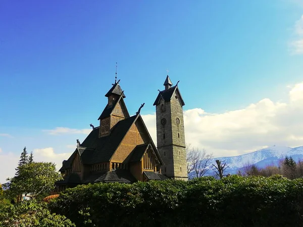 Prachtig shot van Wang Church en zijn stenen toren in Karpacz, Polen — Stockfoto