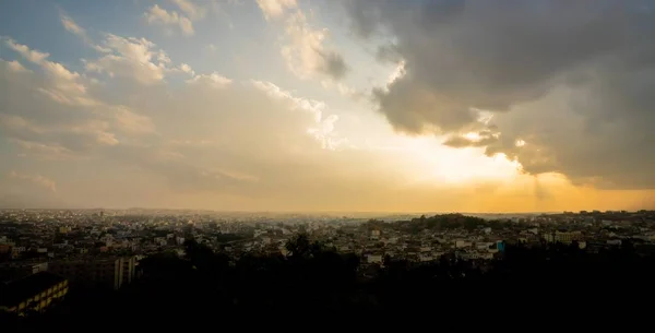 Panoramatický záběr města během úchvatného západu slunce — Stock fotografie