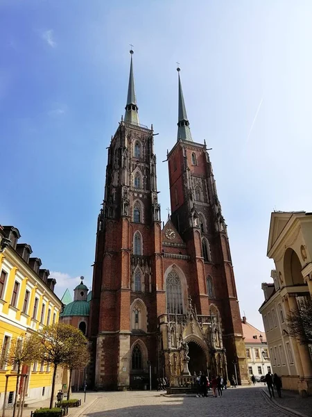 Verticale opname van de hoofdingang van de kathedraal van St. Johannes de Doper in Wrocław, Polen — Stockfoto