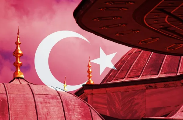 Szeroki kąt ujęcia hotelu Golden Horn Sirkeci odbity przez flagę Turcji — Zdjęcie stockowe