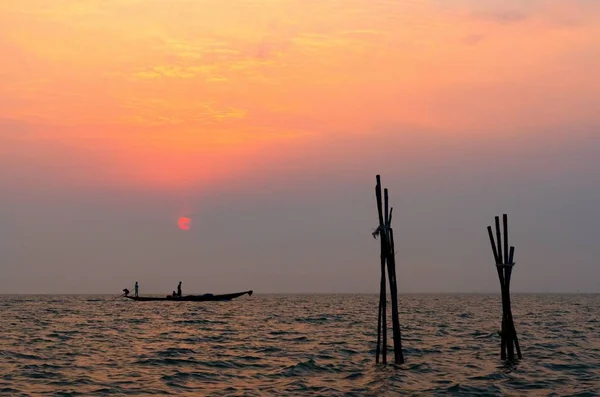 Lever du soleil dans la plus grande lagune d'eau saumâtre d'Asie Lac Chilika à Odisha, Inde. — Photo