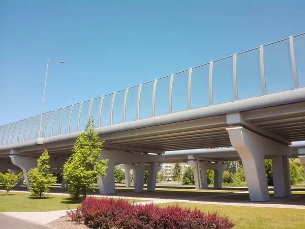 Prachtige opname van een brug met moderne architectuur en de blauwe heldere lucht op de achtergrond — Stockfoto