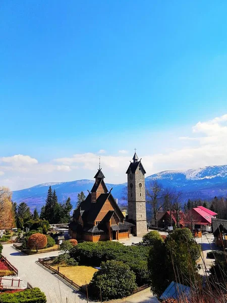 Vertical shot of Wang Church and beautiful mountains in the background in Karpacz, Poland — Stock Photo, Image