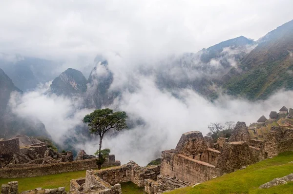 Der Faszinierende Blick Auf Machu Picchu Der Von Wolken Bedeckt — Stockfoto