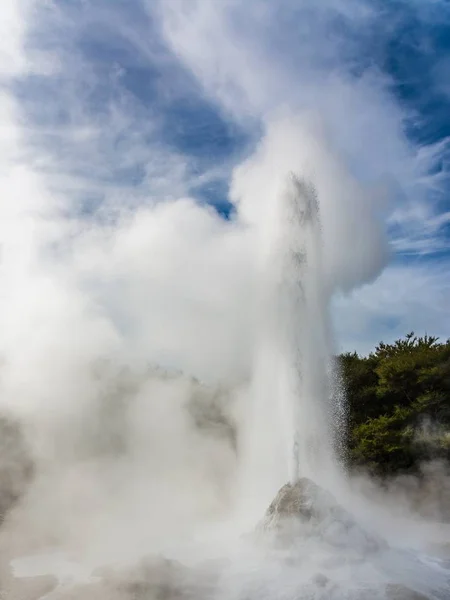 Tiro Vertical Gêiser Sob Céu Azul Nublado — Fotografia de Stock