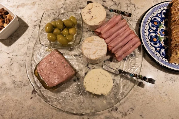 Pan de carne y cebollas verdes sobre la mesa —  Fotos de Stock