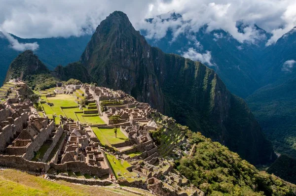 Vista de pájaro de la impresionante montaña Machu Picchu en Perú. —  Fotos de Stock