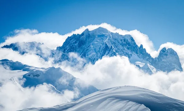 Χιονισμένο ορεινό τοπίο με γαλάζιο ουρανό — Φωτογραφία Αρχείου