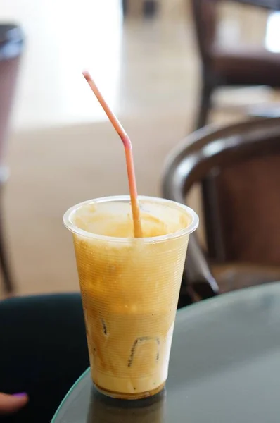 Verticaal shot van een koffie met ijs en een rietje — Stockfoto