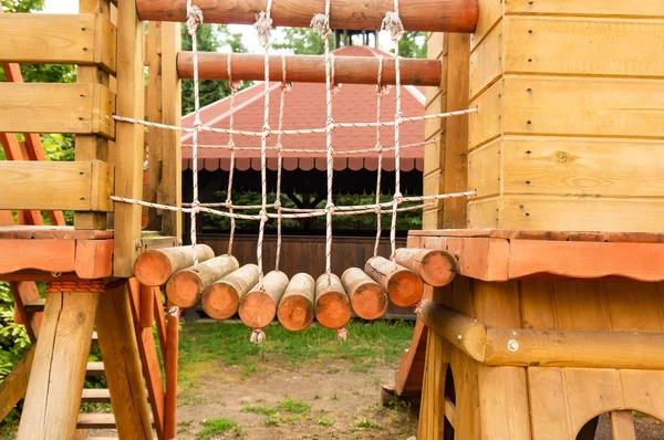 Parque infantil feito de madeira para as crianças no parque — Fotografia de Stock