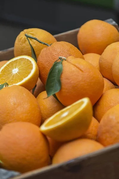 Vertikale Aufnahme einer Kiste voller frischer Orangenfrüchte — Stockfoto