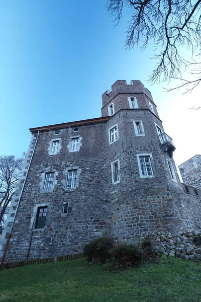 Vertical shot of a building in the Frankenberg Park in Germany — Stock Photo, Image